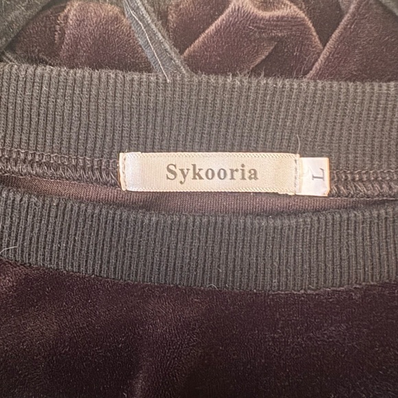 Sleek Black Joggers with Bold Red Accents - Picture 9 of 9